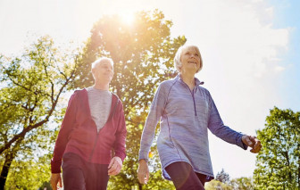 Đi bộ nhiều hơn để bù đắp rủi ro do ngồi nhiều