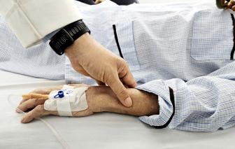 Nắng nóng 'kích hoạt' viêm phổi ở người lớn