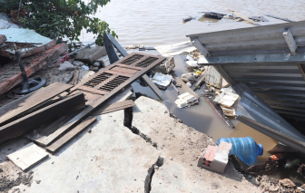 Nhiều nhà dân ở Cà Mau bị thiệt hại do sạt lở lúc rạng sáng