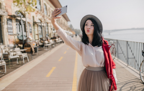 Thời bão giá, nên tích lũy an toàn hay vẫn phải sống cho hiện tại?