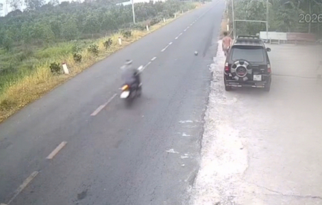 Vĩnh Long: Em bé đá bóng khiến người chạy xe máy gặp nạn, không qua khỏi