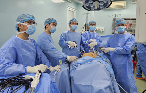 Mắc bệnh hiếm gặp, cụ bà đi tiêu ra máu tươi xối xả