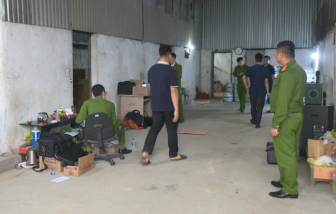 Bắt chủ cơ sở sản xuất gần 1.000 lít giấm giả