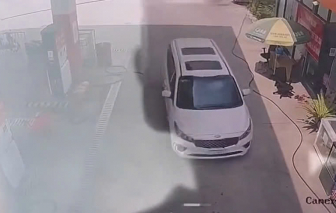 Bé gái 2 tuổi bị ô tô cán tử vong trong cây xăng