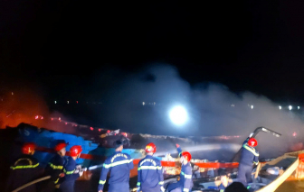 Tàu cá bốc cháy dữ dội khi đang đậu ở cảng Thuận An