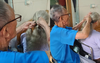 Tuổi già vẫn phải đẹp: Khoảnh khắc cụ ông thắt bím tóc cho vợ khiến người xem 'tan chảy'