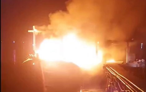 Tàu cá bốc cháy dữ dội tại Huế, ngư dân may mắn thoát nạn