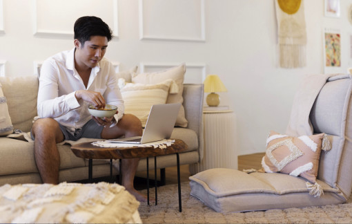 Con trai dùng tiền mẹ chắt chiu cả đời để sửa nhà khang trang