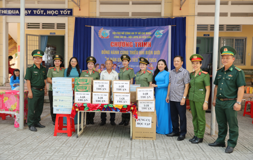 Phụ nữ Công an TPHCM chở yêu thương lên vùng biên giới