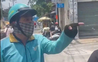 Bắt khẩn cấp tài xế xe ôm công nghệ cầm gậy 3 khúc đánh người