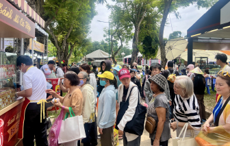 Lễ hội Bánh mì Việt Nam chưa khai mạc, thực khách đã xếp hàng chờ thưởng thức