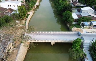 Dân khổ vì chiếc cầu nối hai phường đã làm xong nhưng chưa thể thông xe