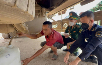 Hàn thùng sắt dưới gầm rơ-moóc đựng gần 900 lít dầu đưa qua biên giới
