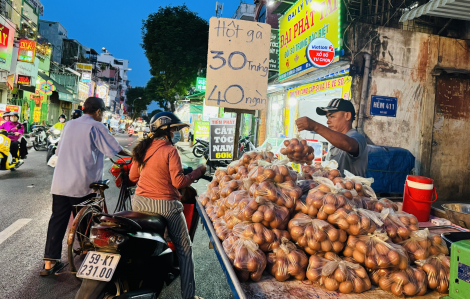 Trứng gà siêu rẻ bán đầy đường