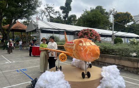 Xếp hàng dài chờ mua bánh mì: Du khách nước ngoài nói gì về hương vị Việt?