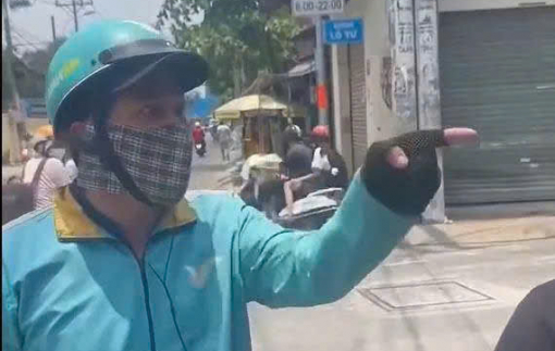 Bắt khẩn cấp tài xế xe ôm công nghệ cầm gậy 3 khúc đánh người