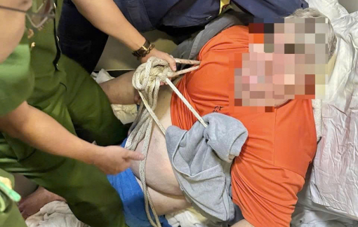 Giải cứu nam du khách nặng gần 300kg mắc kẹt trong phòng vệ sinh