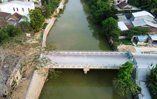 Dân khổ vì chiếc cầu nối hai phường đã làm xong nhưng chưa thể thông xe