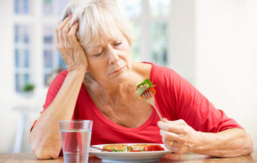 Giữa xã hội sung túc, người già vẫn suy dinh dưỡng