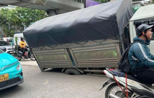 Hà Nội:  'Hố tử thần' xuất hiện trên đường Nguyễn Trãi, ô tô sụt lún khiến giao thông ùn dài