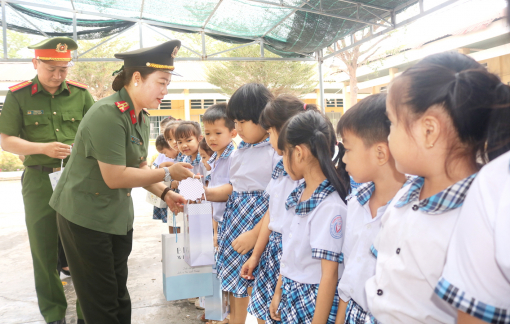 Hội Phụ nữ Công an TPHCM hỗ trợ người dân vùng biên giới Tây Ninh