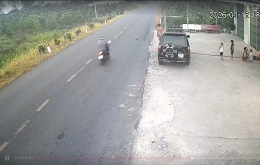 Khi trẻ chơi đùa quá tự do và cha mẹ bênh con bất chấp