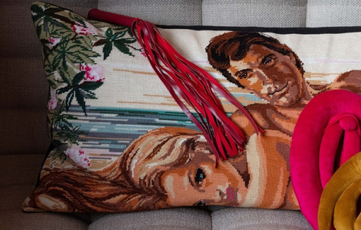 Chồng sợ vợ biết nhiều... chiêu gối chăn