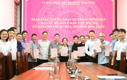 Sổ đỏ được trao tay và niềm vui khôn tả của cư dân vạn đò