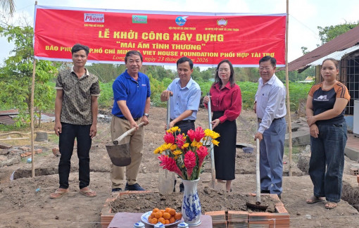 Dựng lại nhà mới cho 2 vợ chồng và 3 đứa con 8 năm ở trong căn nhà làm từ chuồng chăn nuôi