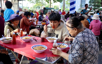 Ấm áp chương trình “San sẻ yêu thương – Nghĩa tình Đất Thủ”