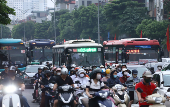 Người dân về quê nghỉ lễ, đường phố Hà Nội ken đặc phương tiện