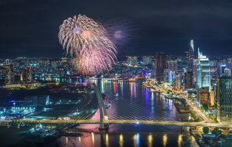 Những 'tọa độ' lãng mạn ngắm pháo hoa dịp 30/4 tại TPHCM