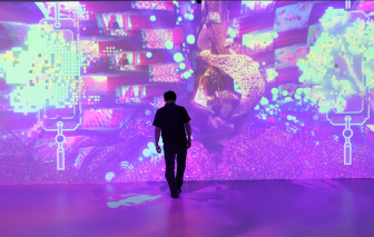 Sinh viên háo hức trải nghiệm lớp học công nghệ thực tế ảo