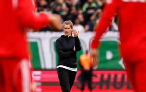 Khi 'nữ thần bóng đá' bước vào đường biên của bóng đá nam