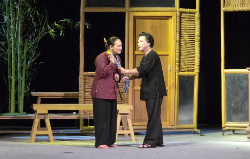 Đang ngồi trong rạp, phải bật chạy ra ngoài xem đoạn kết?