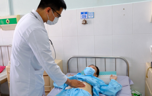 Đau âm ỉ hạ sườn, nghĩ bệnh thường không ngờ mắc ung thư