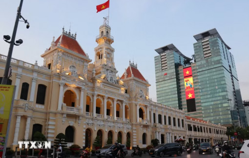 Hàng loạt biển quảng cáo tại TPHCM tắt điện sau 22g