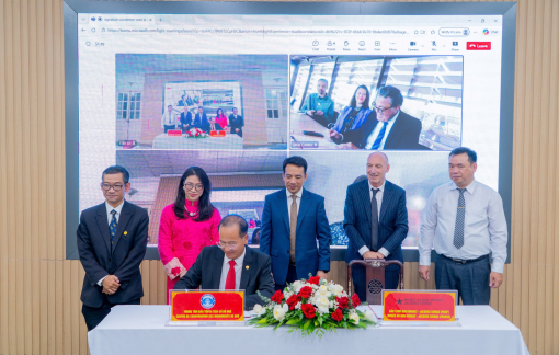 Trung tâm Bảo tồn Di tích Cố đô Huế tiếp nhận bộ tư liệu  quý hiếm