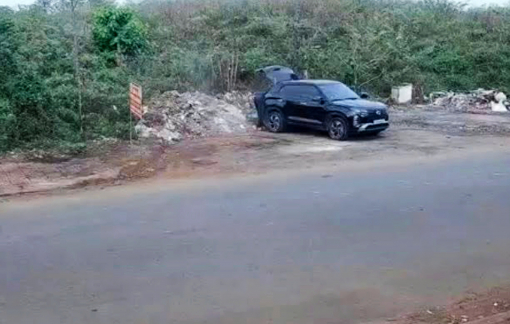 Xử phạt người đàn ông lái ô tô chở rác đi vứt không đúng nơi quy định