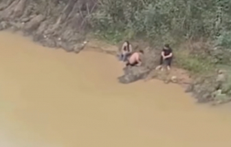 2 nam sinh bơi ra giữa sông cứu nữ sinh lớp 11 nhảy cầu