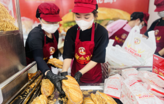 Lễ hội Bánh mì Việt Nam 'ghi điểm' với thực khách nhờ công tác an toàn thực phẩm