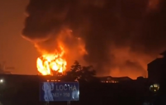 Hà Nội: Kho sơn cháy như quả cầu lửa khổng lồ