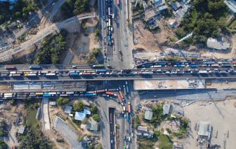 Kẹt xe kéo dài quanh cảng Cát Lái cận lễ 30/4 - 1/5