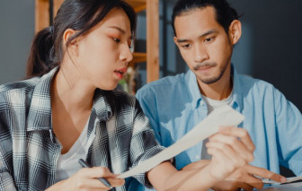 Vợ gánh nợ thay chồng, nào ngờ chồng làm chuyện khó coi sau lưng vợ