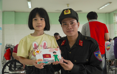 Chiến sĩ công an mang niềm vui đến trẻ mồ côi, khuyết tật...