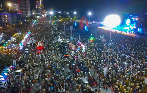 Biển Cửa Lò ken đặc người trong ngày khai mạc Festival