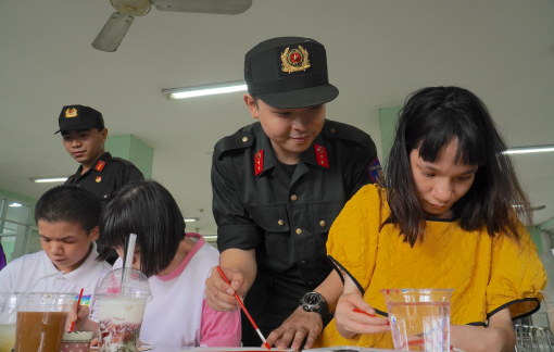 Chiến sĩ cảnh sát cơ động hát, vẽ cùng trẻ em có hoàn cảnh đặc biệt