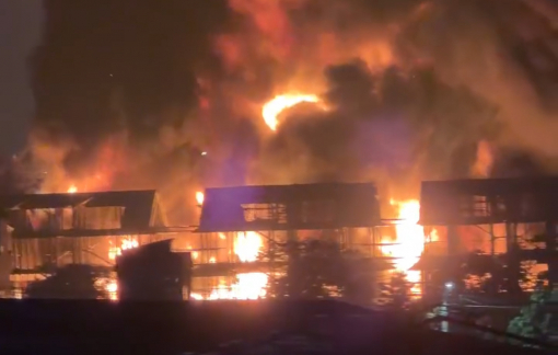 Cháy lớn kèm nhiều tiếng nổ ở Hà Nội