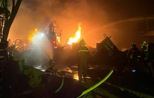 Robot chữa cháy cùng hàng chục phương tiện được huy động xử lý vụ cháy kho hoá chất tại Hà Nội