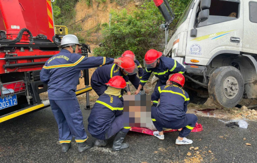 Xe tải đổ đèo mất lái, va chạm với xe máy khiến 2 người thương vong